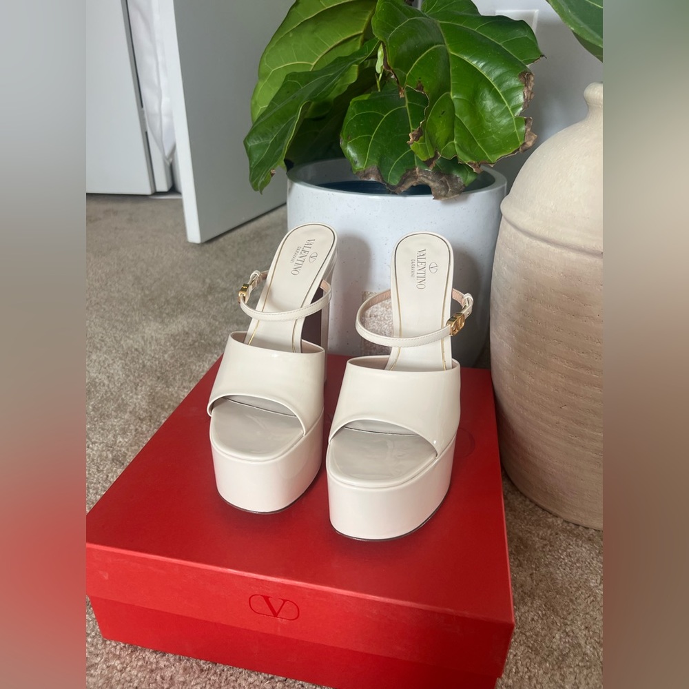 NEW IN BOX Valentino Garavani Patent Mary Jane Platform Mules in Ivory NWT/NWB